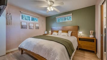 3 bedrooms, desk, iron/ironing board, travel crib
