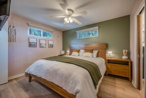 3 bedrooms, desk, iron/ironing board, travel cot