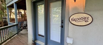 Helen 1BR • Fireplace + Kitchen • 1.3 Mi Downtown