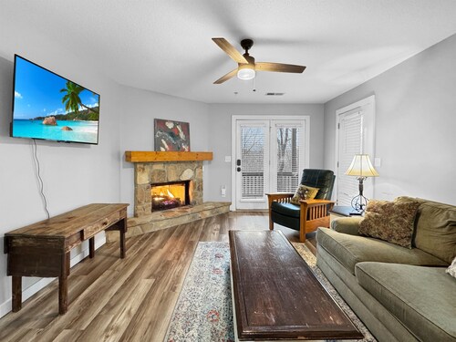 Alpine Helen Retreat: Stone Fireplace – 5 Mins to Downtown!