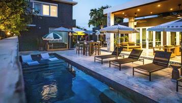 Piscina a l'aire lliure (horari: 09:00-22:00) i gandules