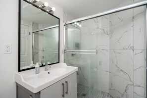 Hair dryer, towels, soap, toilet paper - Oceanfront - Steps to Pier & Beach - Free Onsite Parking (White Rock)