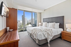 2 bedrooms, in-room safe, iron/ironing board, free WiFi - Cozy Interconnecting 2 Bed 2 Bath Unit - Q Stay (Surfers Paradise)