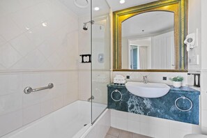 Secadora de cabello, toallas, jabón, shampoo 