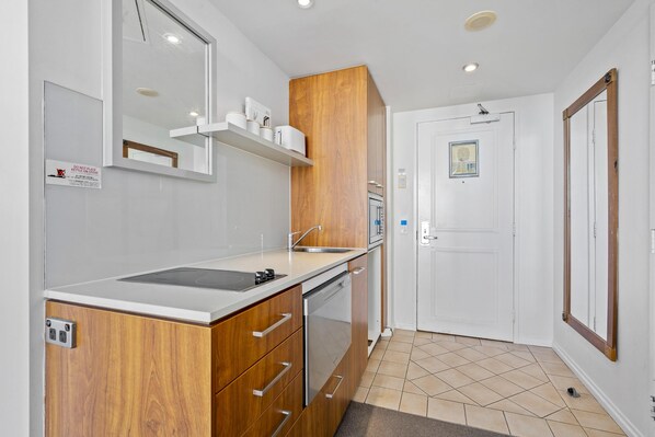 Kühlschrank, Mikrowelle, Ofen, Herdplatte