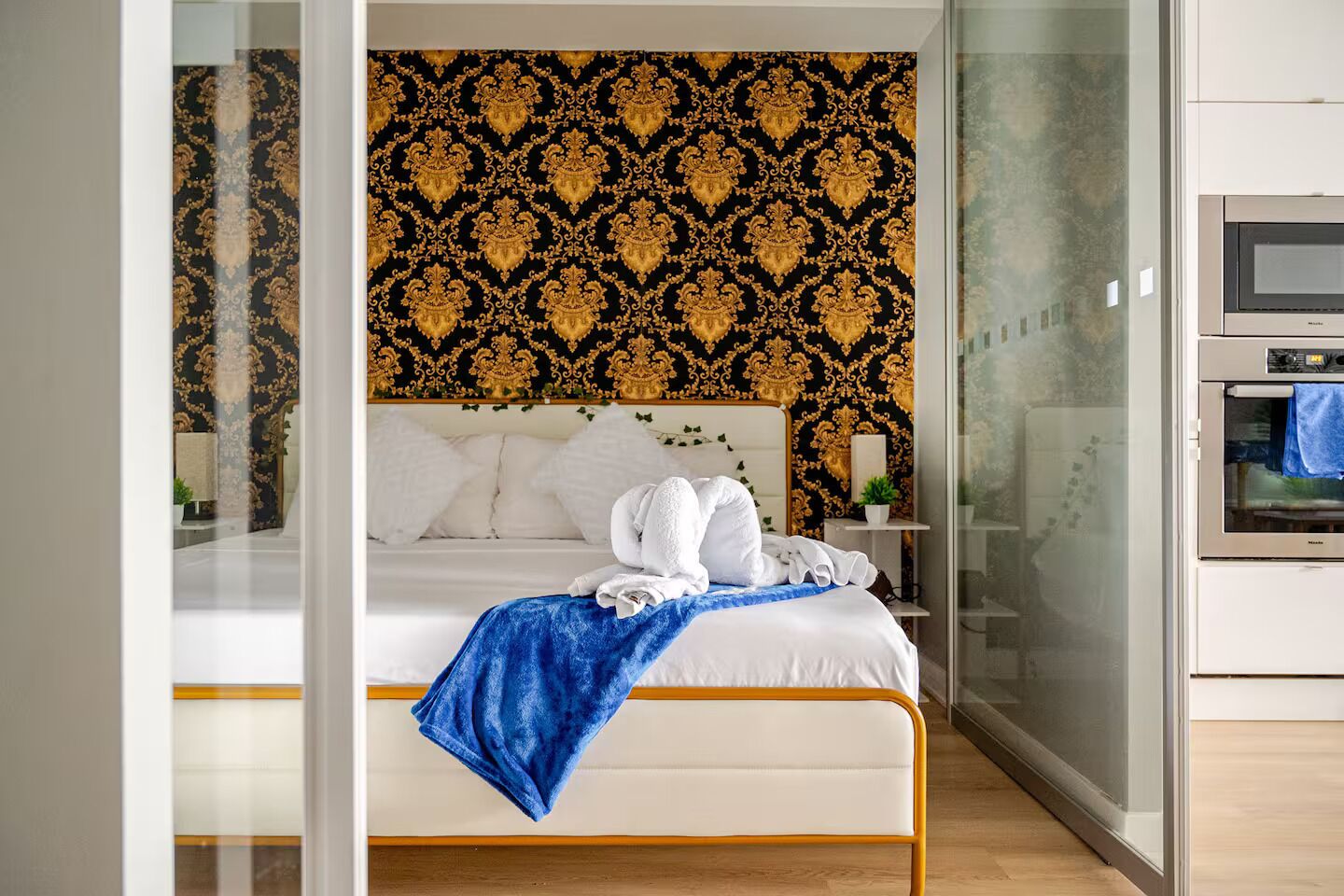 Fer et planche à repasser, accès Internet, draps fournis