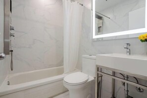 Dusj, hårføner og håndklær