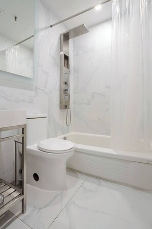 Dusj, hårføner og håndklær