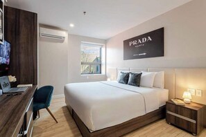 1 dormitorio, escritorio, tabla de planchar con plancha y wifi