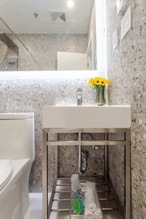 Dusj, hårføner og håndklær