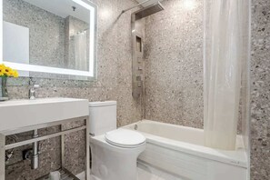 Dusj, hårføner og håndklær