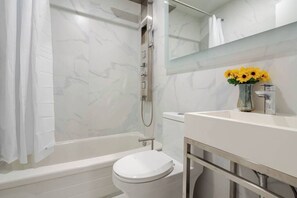 Dusj, hårføner og håndklær