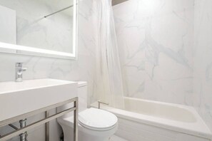 Douche, sèche-cheveux, serviettes fournies