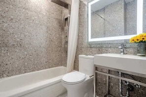 Shower, hair dryer, towels - Cityline King – MTL Village (Montréal)