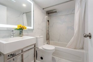 Dusj, hårføner og håndklær