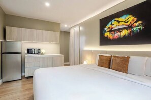 1 habitación, escritorio, tabla de planchar con plancha y wifi 