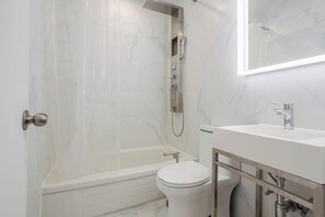 Douche, sèche-cheveux, serviettes fournies