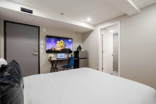 Desk, iron/ironing board, WiFi, bed sheets