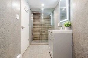 Een douche, een haardroger, handdoeken