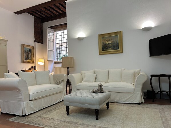 Smart TV, books - Guinigi House (Lucca)