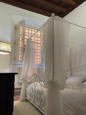 2 chambres, bureau, fer et planche à repasser, lit parapluie