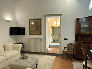 Smart TV, books - Guinigi House (Lucca)