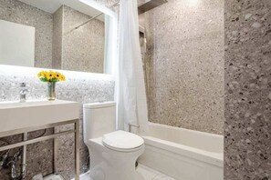 Dusj, hårføner og håndklær