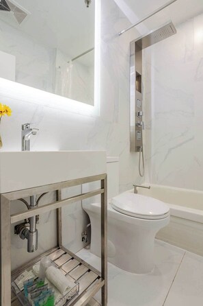 Dusj, hårføner og håndklær