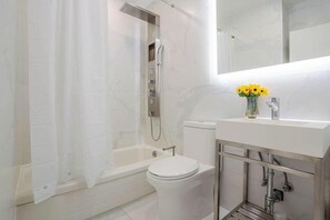 Dusche, Haartrockner, Handtücher