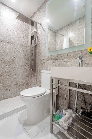 Regadera, secadora de cabello, toallas 