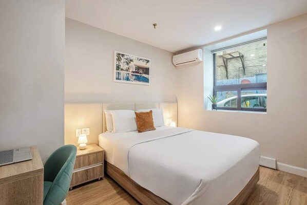 1 dormitorio, escritorio, tabla de planchar con plancha y wifi