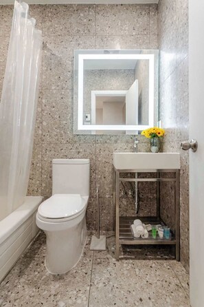 Shower, hair dryer, towels - Soft Queen – Berri-UQAM Escape (Montréal)