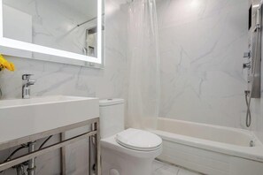 Douche, sèche-cheveux, serviettes fournies