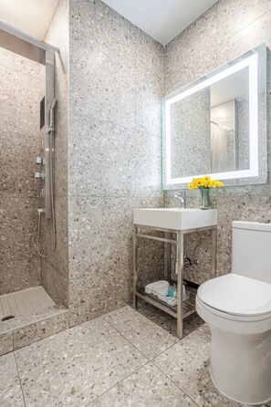 Ducha, secador de pelo y toallas