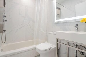 Dusj, hårføner og håndklær