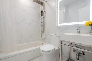 Dusj, hårføner og håndklær