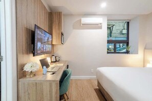 1 slaapkamer, een bureau, een strijkplank/strijkijzer, wifi