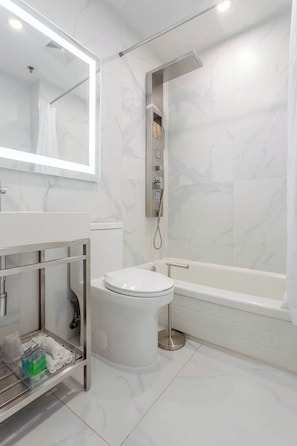 Shower, hair dryer, towels - Arc Queen – Heart of Montreal (Montréal)