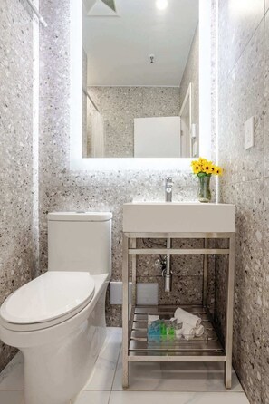 Dusj, hårføner og håndklær