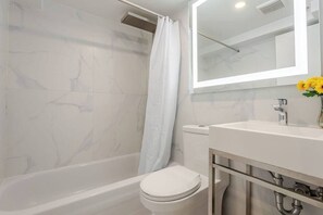 シャワー、ヘアドライヤー、タオル