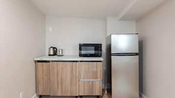 Jääkaappi, mikroaaltouuni, leivänpaahdin