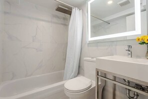 Dusj, hårføner og håndklær