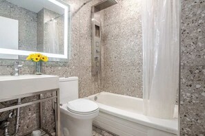 Dusj, hårføner og håndklær