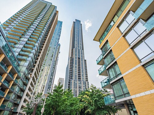 Brand New Yorkville Condo| King Bed | Pool | Gym | Corp Ready