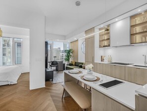Un apartamento moderno con cocina, comedor y sala de estar.