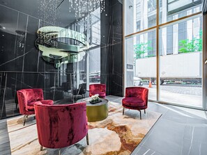 Lobby - Brand New Yorkville Condo| King Bed | Pool | Gym | Corp Ready (Toronto)