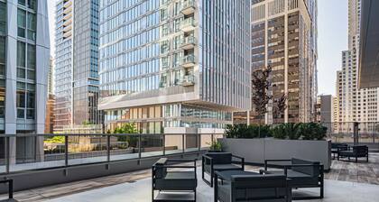 Brand New Yorkville Condo| King Bed | Pool | Gym | Corp Ready