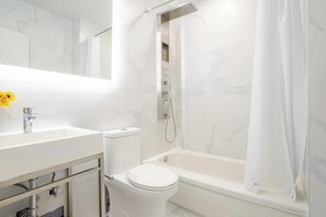 Dusj, hårføner og håndklær