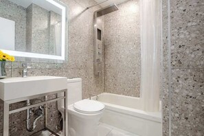 Dusj, hårføner og håndklær