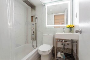 Ducha, secador de pelo y toallas